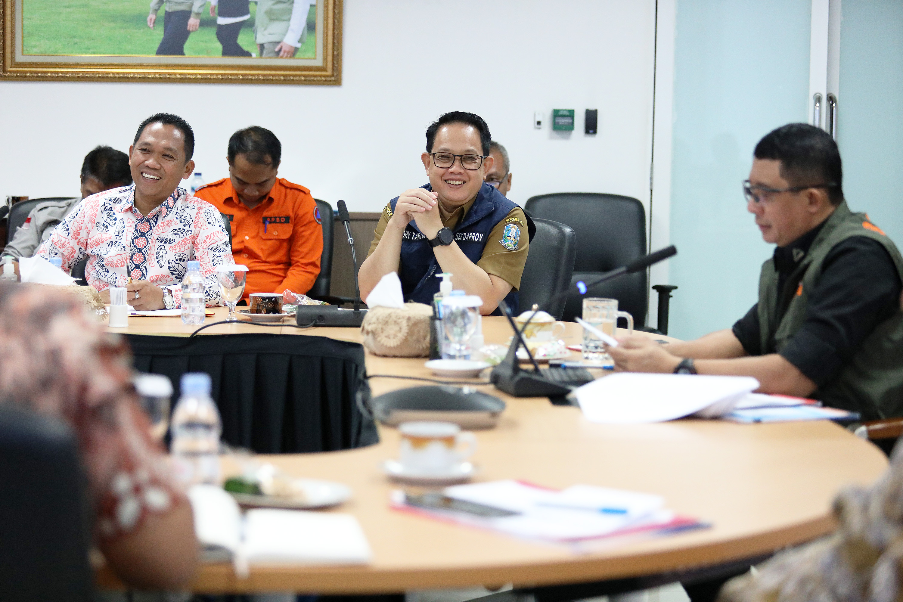 Bupati Lumajang Thoriqul Haq (kiri) bersama Sekda Provinsi Jatim, Adhy Karyono (tengah) menyampaikan paparan terkait perkembangan penanganan darurat bencana tanah longsor dan banjir lahar dingin gunungapi Semeru kepada Kepala BNPB Letjen TNI Suharyanto (kanan) di Gedung Graha BNPB, Jakarta Timur, Selasa (11/7).